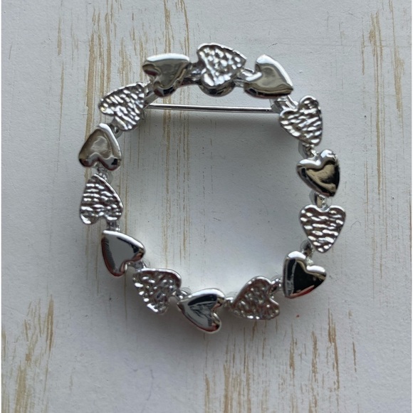 Vintage Silvertone GERRY’S Round Heart Wreath Brooch Pin - Picture 4 of 10